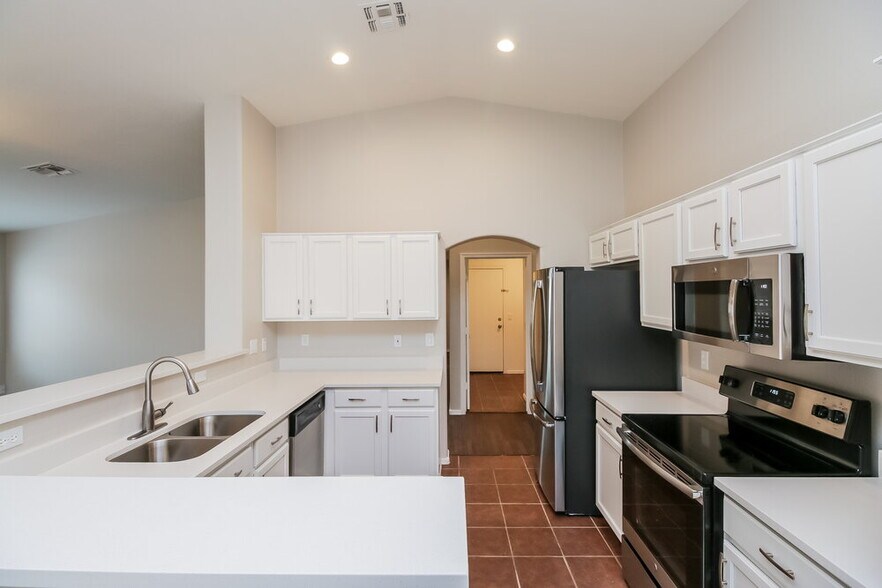 Building Photo - 11142 E Catalina Ave