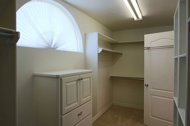 Building Photo - 1202 River Bend Dr