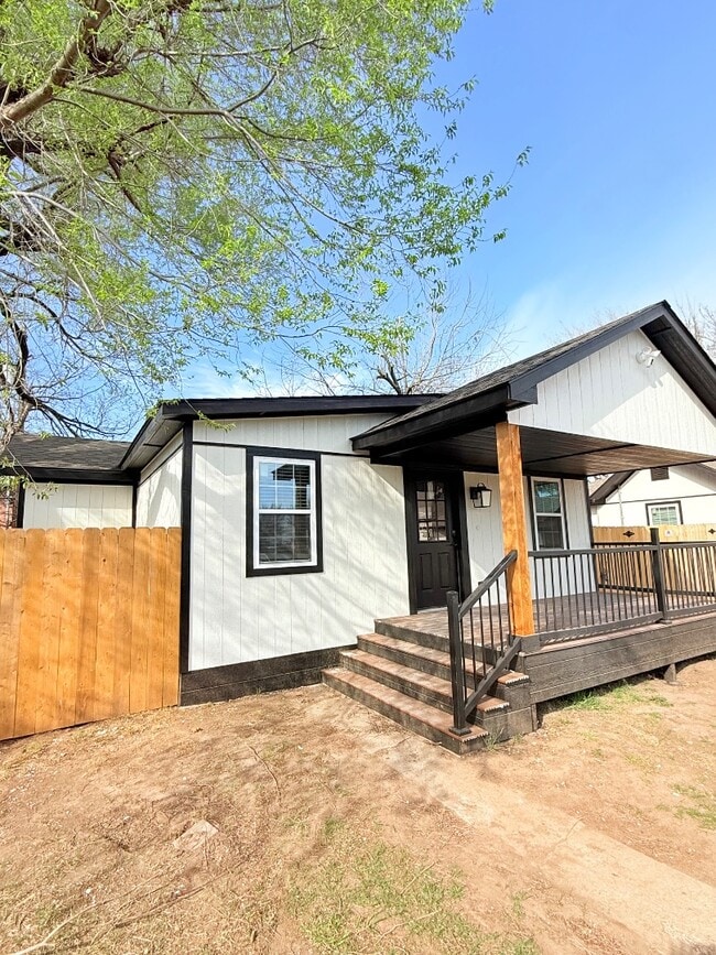 Building Photo - 5909 NW 40th St