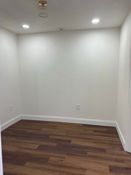 Building Photo - 805 Ridgefield Ave