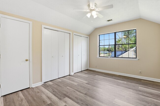 Building Photo - Ash St Ex