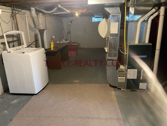 Building Photo - 3 Bedroom Ranch - Huge Garage - Fenced Yard