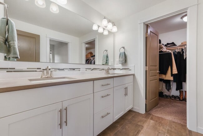 Building Photo - Beautiful home in SW Bend!  Large fenced i...