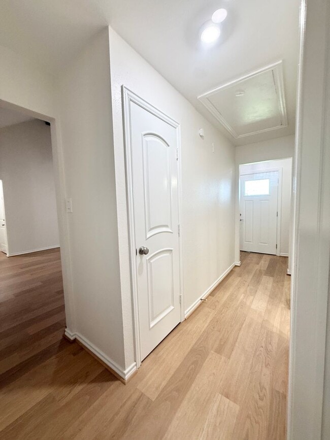 Building Photo - Elegant Recently Updated 3/2/2 Home in Ang...