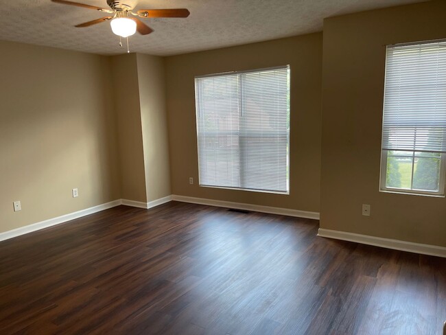 Building Photo - Fresh Renovation, 3 Bedroom Townhouse
