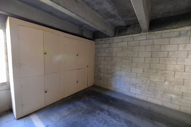 Building Photo - Fully Remodeled unit in the beautiful gate...