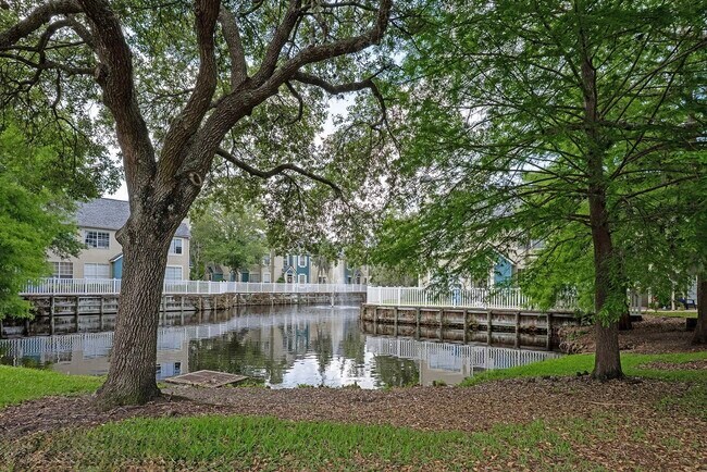 Building Photo - 13700 Richmond Park Dr N