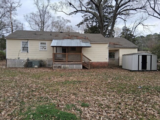 Building Photo - 647 Robinhood Rd