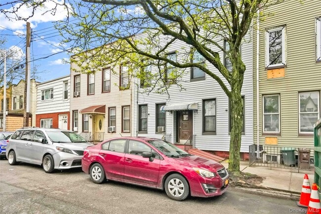 Building Photo - 71-60 69th Pl