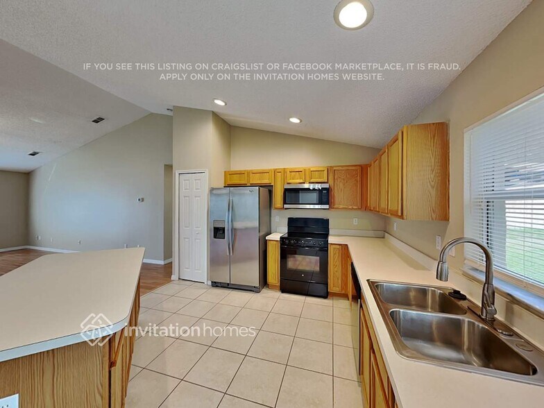 Building Photo - 1047 Lakeview Oaks Dr