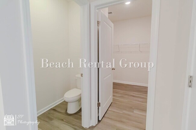 Building Photo - Modern Features, Classic Comfort!