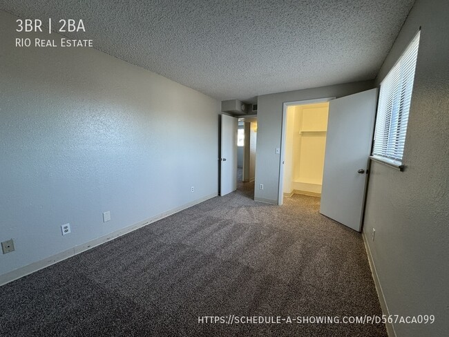 Building Photo - Spacious Split level 3 Bed/2 Bath Town hom...