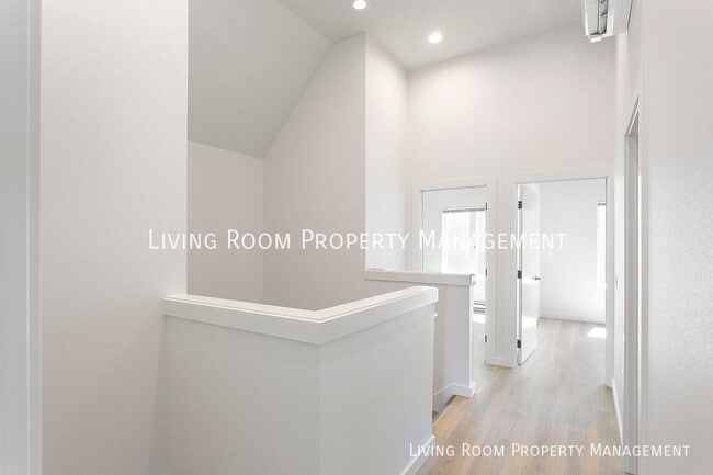 Building Photo - Brand New Modern 6BR Row House Townhome