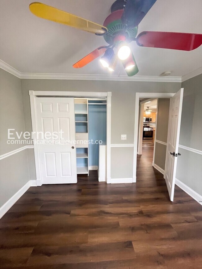 Building Photo - 3 Bed/2 Bath Home with Off-Street Parking / Pet-Friendly / Available Now!
