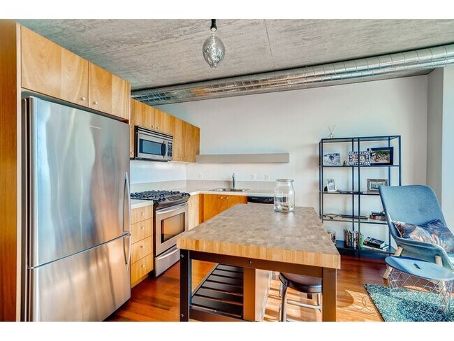 Building Photo - Fully Furnished Modern Condo with All Utilities Included in Goose Hollow!