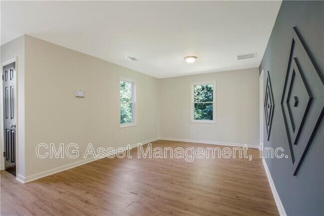 Building Photo - 551 Valley Hill Rd SE