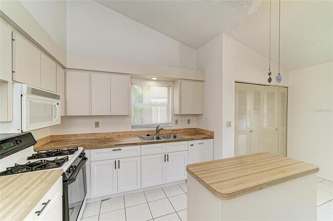 Building Photo - 4863 Village Garden Dr