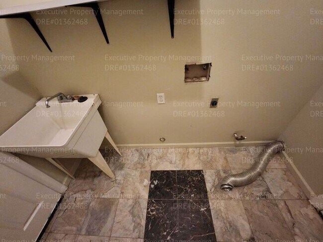 Building Photo - 4 bedroom 3 FULL bath/ 3 CAR Garage.. 2418...