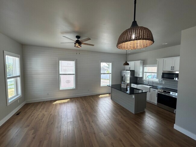 Building Photo - 211 Auttie Cir