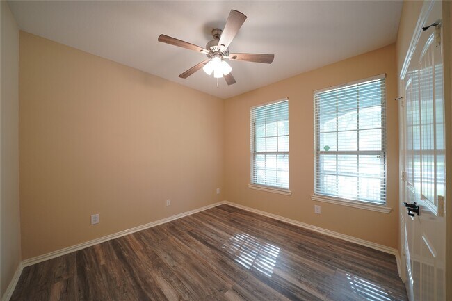 Building Photo - 5 Knotty Wood Ct