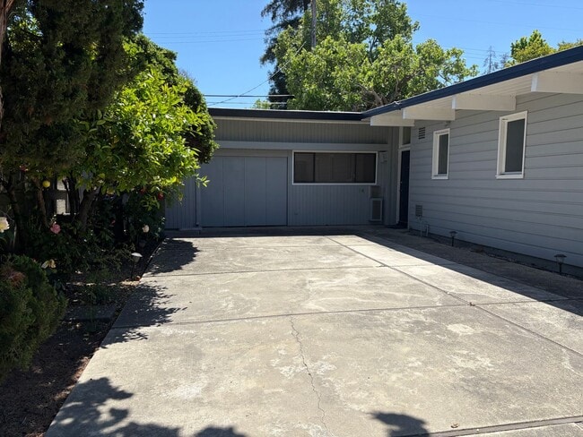 Building Photo - Lovingly Maintained 3 Bed, 2 Bath Home in the Circles