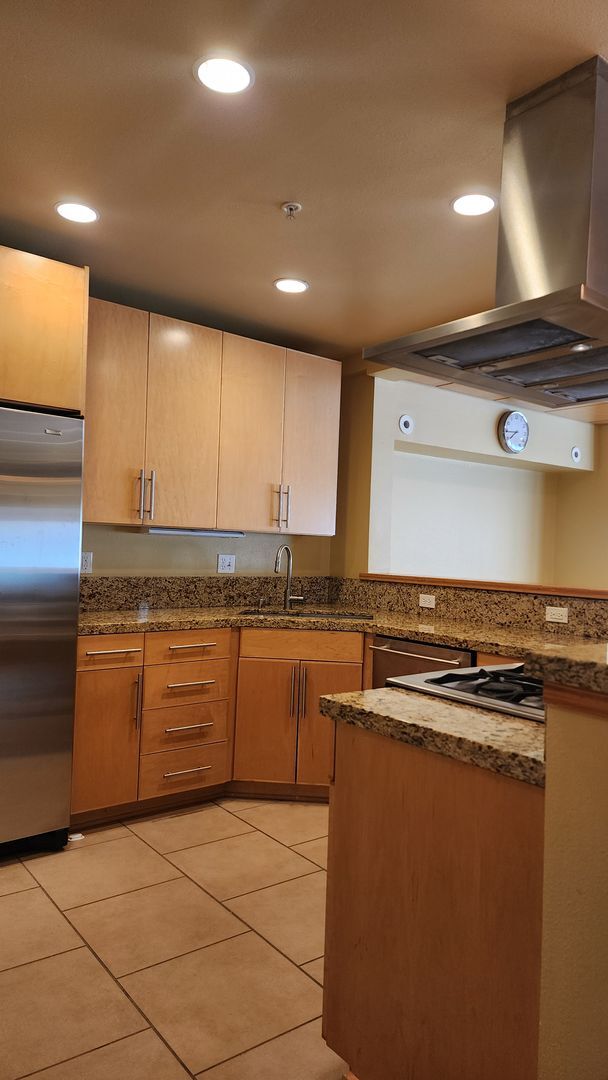 Building Photo - Corner Townhouse in Downtown Tacoma with A...