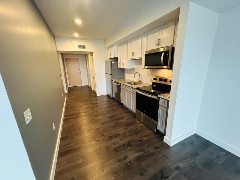 Building Photo - 550 New Holland Ave