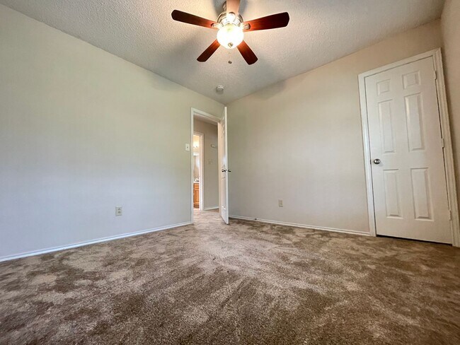 Building Photo - 4 Bed 2 Bath