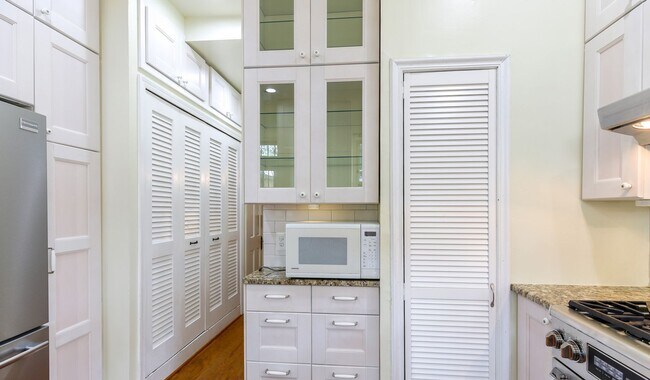 Building Photo - Classic Capitol End-Unit Hill Rowhome