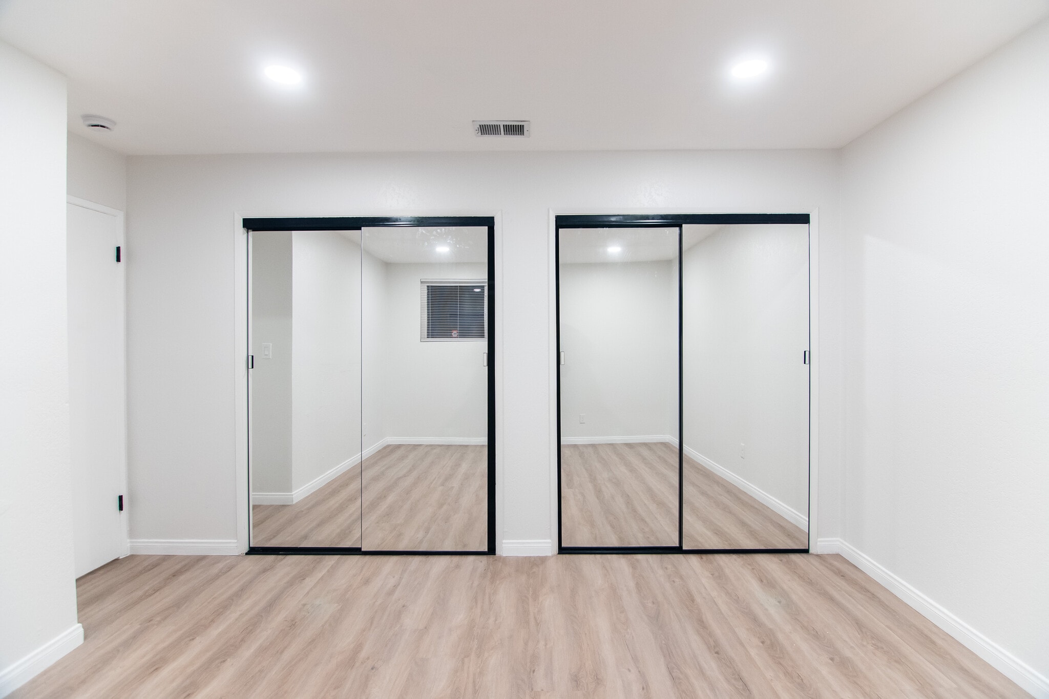 Room 4 (Master) - 14700 Friar St