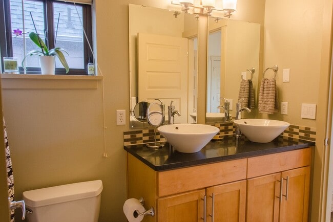 Building Photo - 2Bd/1.5Ba Seattle Townhouse