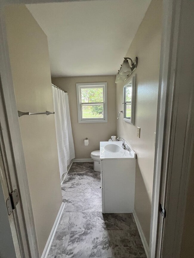 Building Photo - Cozy 2 Bedroom/ 1 Bath Cottage in West Nas...