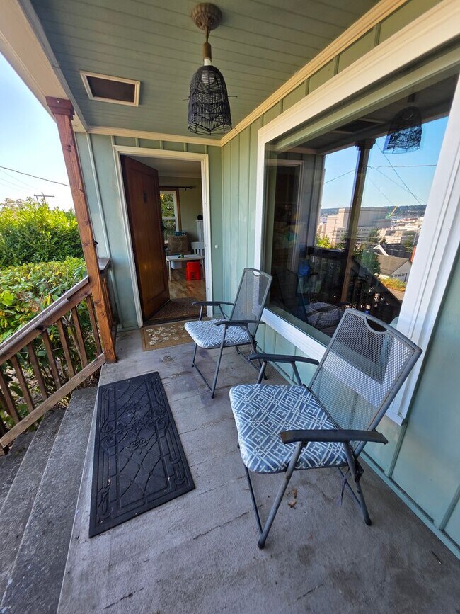 Building Photo - Charming Charleston Classic close to PSNS!