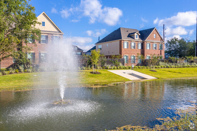 Building Photo - Mirror Lake Townhomes