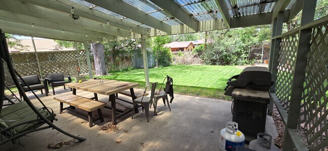 Building Photo - Spacious Ranch-Style 5BR Home w/ Finished Basement & Large Fenced Yard