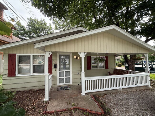 Building Photo - Newly Renovated 2 Bed / 1 Bath Grandview Home with Hardwood Floors & Deck
