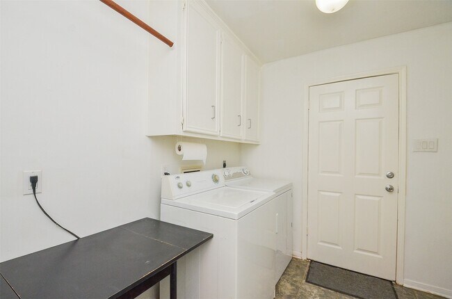 Building Photo - 710 S Fry Rd