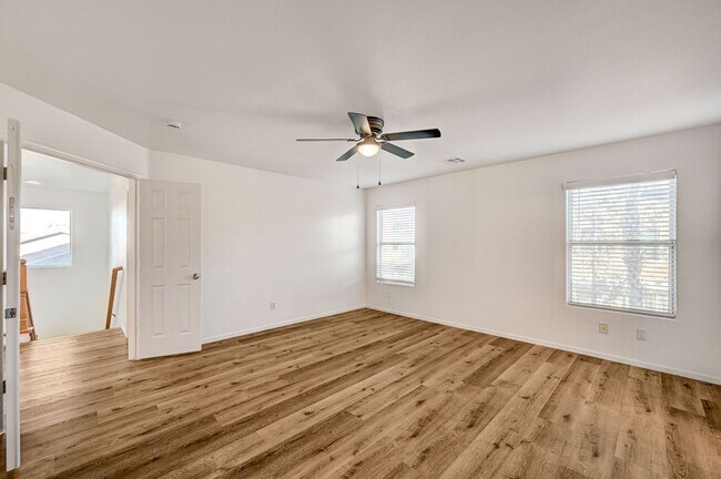Building Photo - Stunning 4 Bed 2.5 Bath!