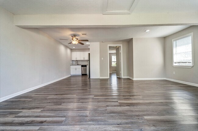 Building Photo - 7506 Bluebonnet St