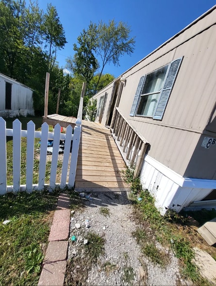 Building Photo - 2175 E Main St