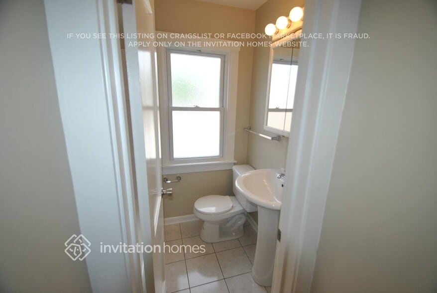 Building Photo - 3242 N Oconto Ave