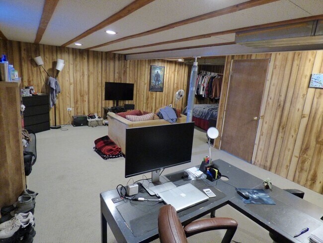 Building Photo - $0 DEPOSIT OPTION. SPACIOUS TRI-LEVEL HOME...