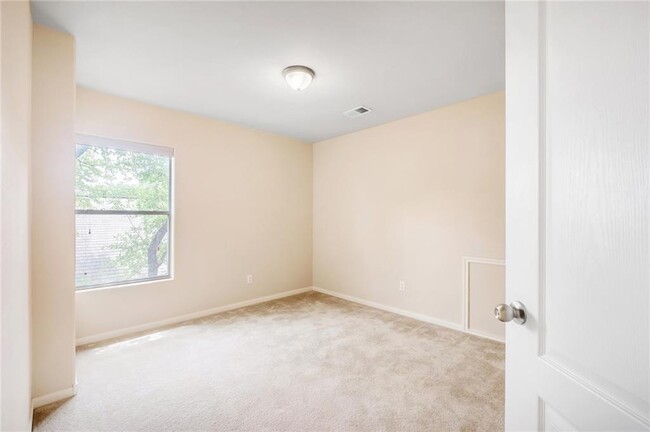 Building Photo - 2205 Independence Dr