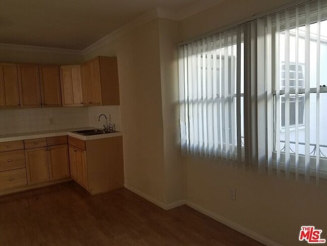 Building Photo - 615 N Rossmore Ave