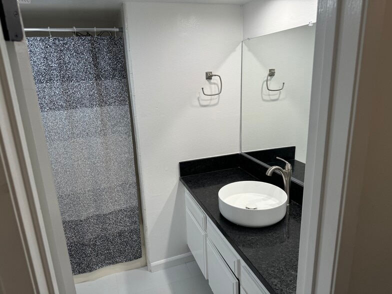 Secondary vanity - 2700 Cahuenga Blvd E