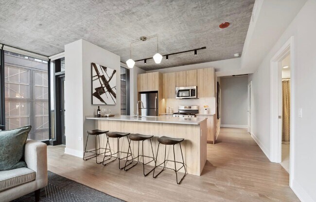 Building Photo - 1047 W Van Buren St