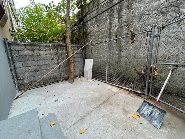 Building Photo - 3 bedroom 1.5 bath house with backyard ava...