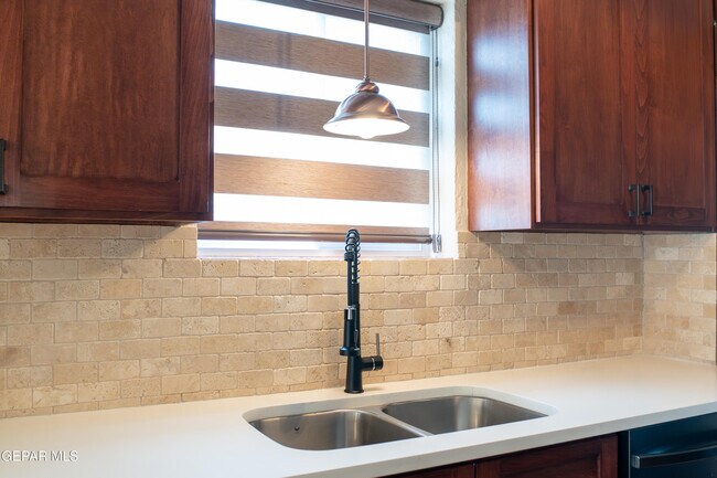 Building Photo - 1211 Mesita Dr