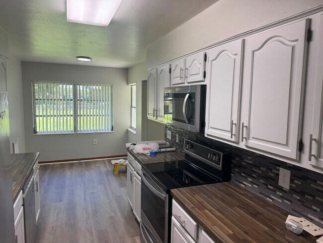 Building Photo - No HOA. Oversized 3/2 Home. NEW PHOTOS COMING SOON