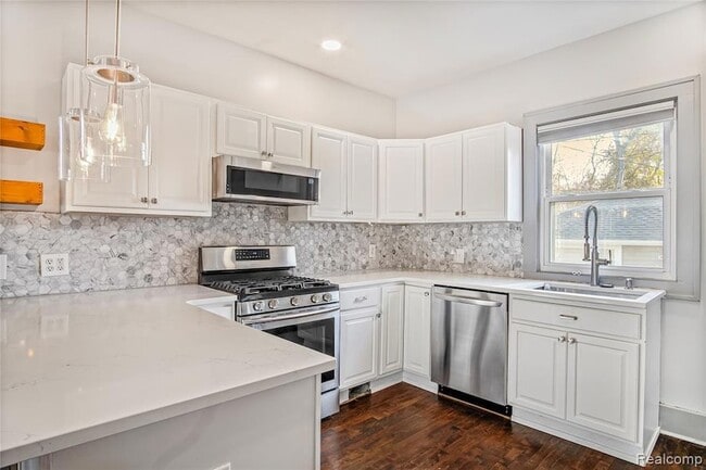 Building Photo - 565 W Saratoga St